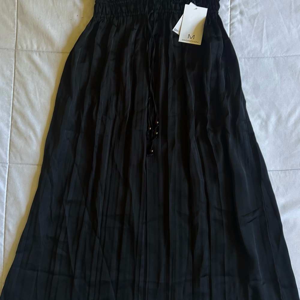 NEW WITH TAGS black pleated flowy maxi skirt